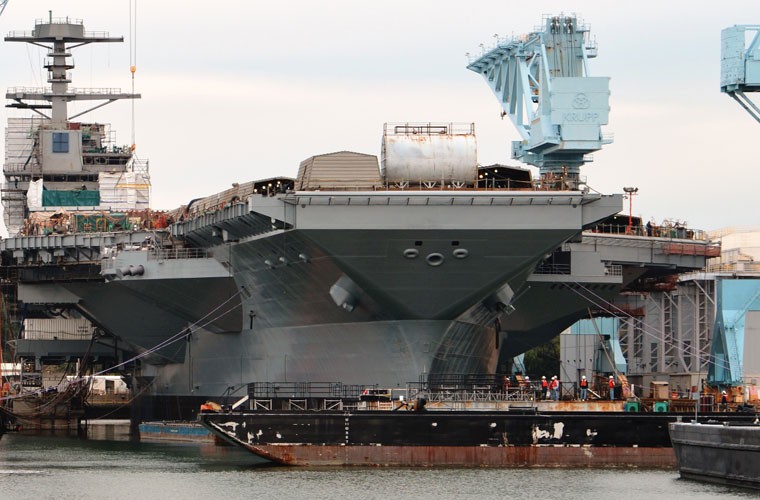 Tàu sân bay hạt nhân USS Gerald R. Ford (CVN 78) được neo trong đốc cạn ở nhà máy đóng tàu Newport News, chờ tới ngày 9/11 để thực hiện nghi lễ rửa tội và cũng là ngày hạ thủy của con tàu.